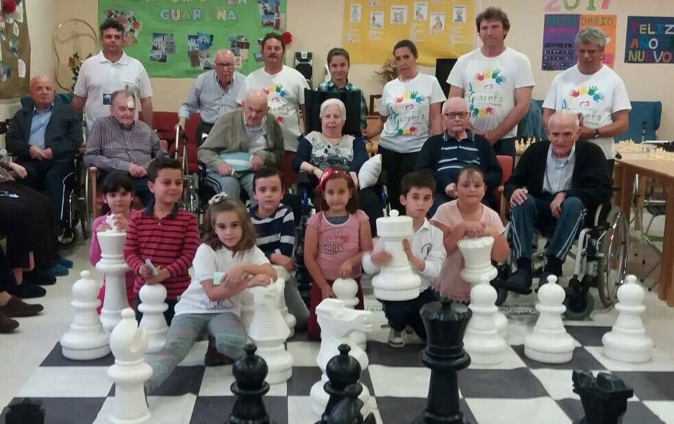 Encuentro intergeneracional de ajedrez en la Residencia de mayores.