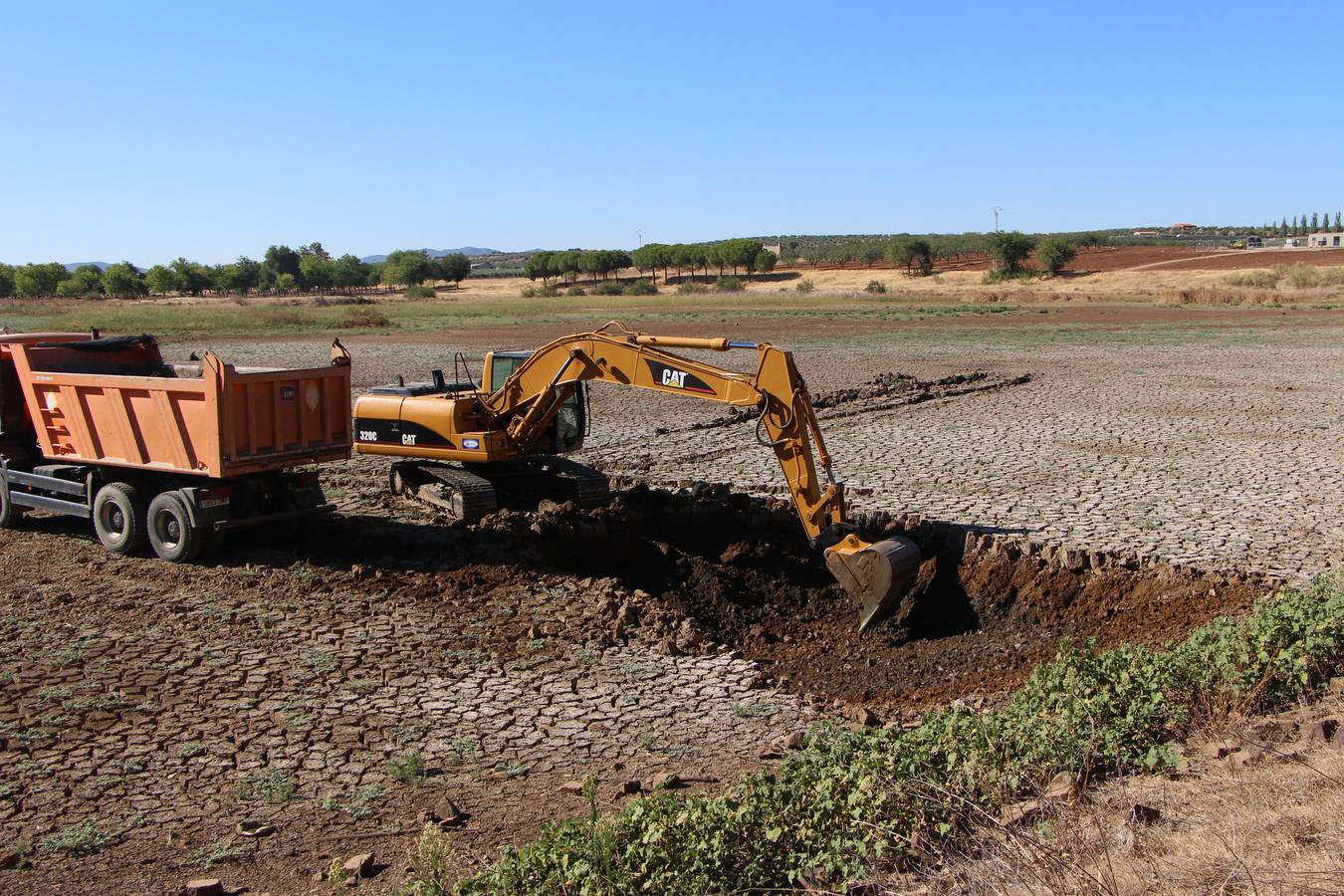 Comienza a retirarse el lodo del pantano San Roque.