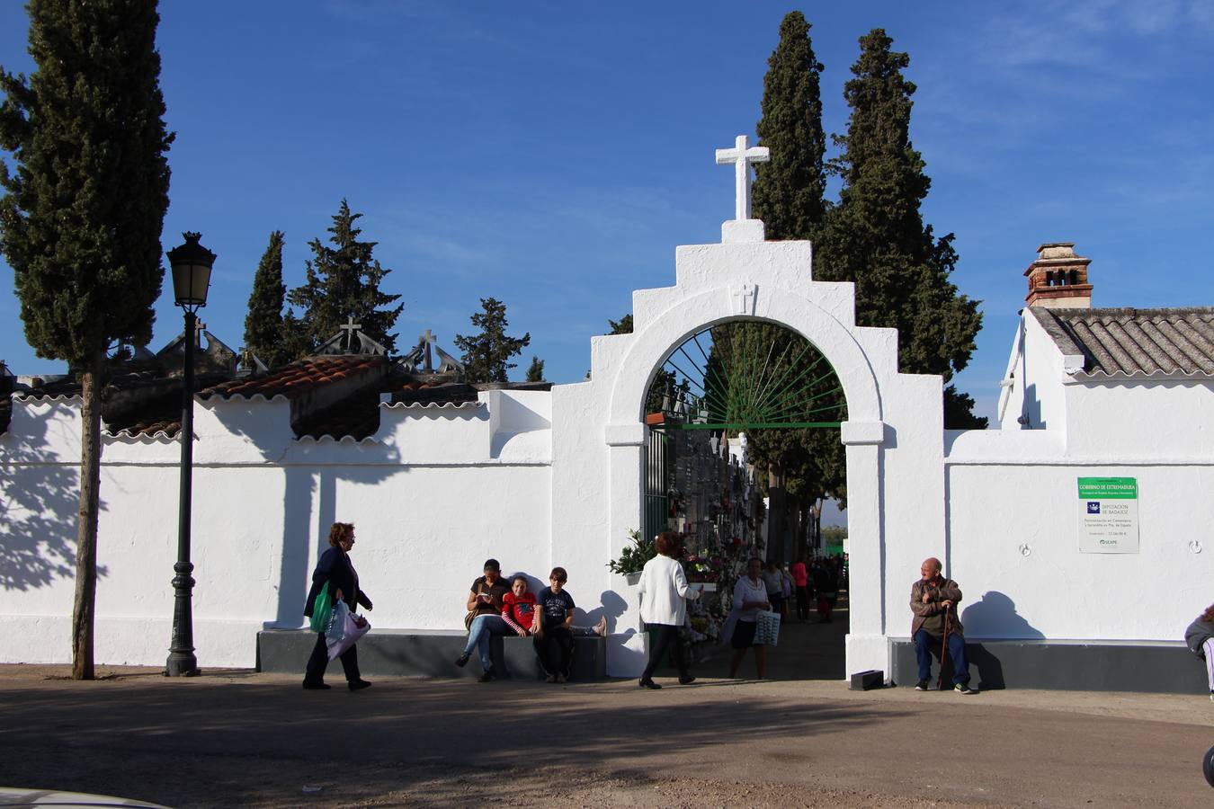 Entrada al cementerio municipal de Guareña.