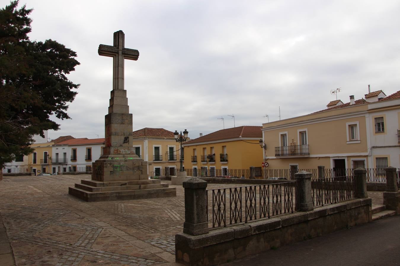 Cruz de los caídos en el atrio de Santa María, de Guareña.