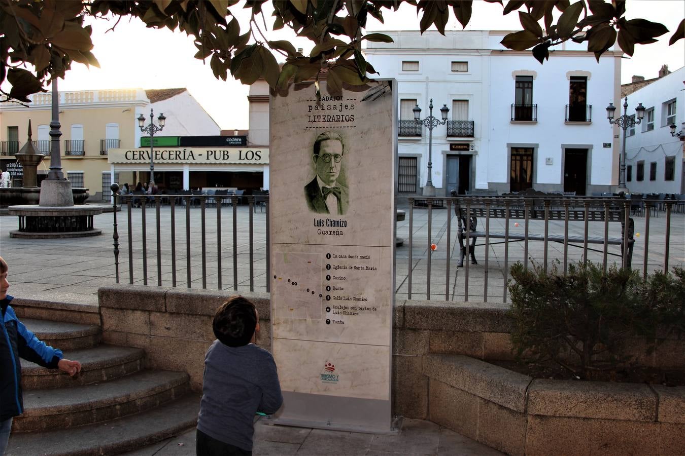 El monolito de presentación de la ruta literaria 'Badajoz, paisajes literarios', instalado en la plaza de España ya se lee, incluso por los niños.