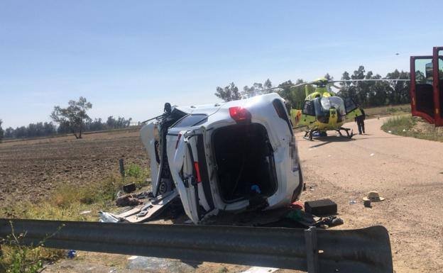 Cuatro vecinos de Guareña heridos de gravedad tras volcar un turismo cerca de Valdetorres