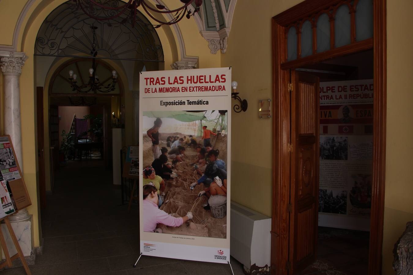 Entrada a la exposición 'Tras las huellas de la memoria en Extremadura' en la Casa de la Cultura, de Guareña.