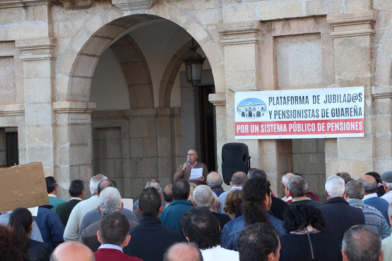 Una de las primeras acciones de la Plataforma de Jubilados y Pensionistas informando en la plaza de España.