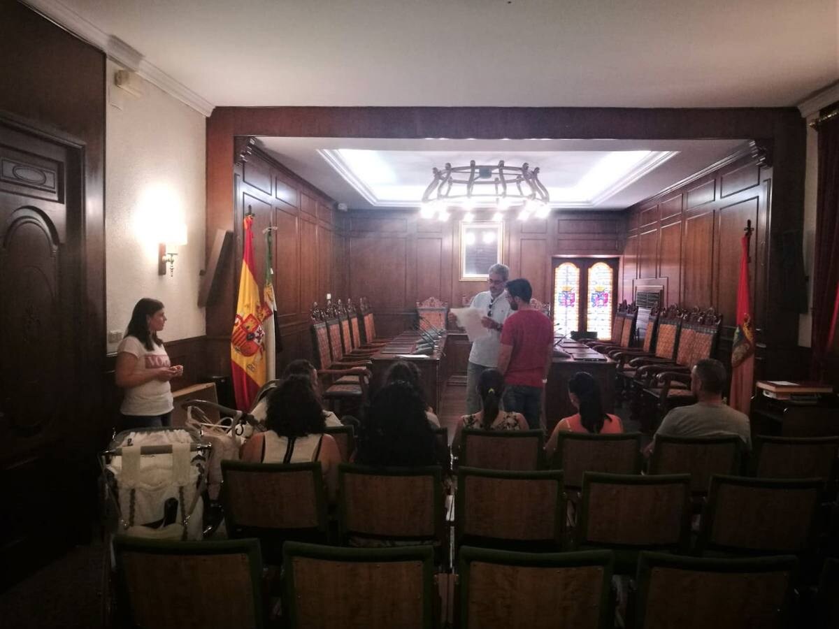 Entrega de los cheques-bebés a los tutores en el salón de actos del ayuntamiento de Guareña.