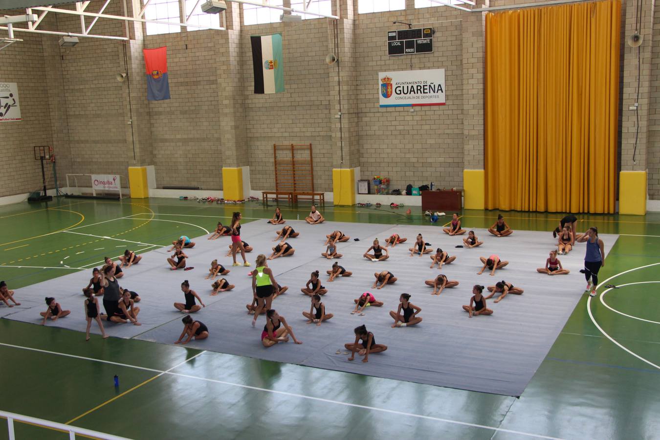 Momento de la sesión inaugural en el pabellón deportivo de la primera escuela de verano de gimnasia rítmica en Guareña que dirige Nuria Cabanillas.