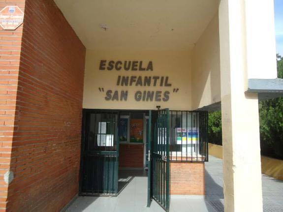 Entrada a la escuela infantil San Ginés.