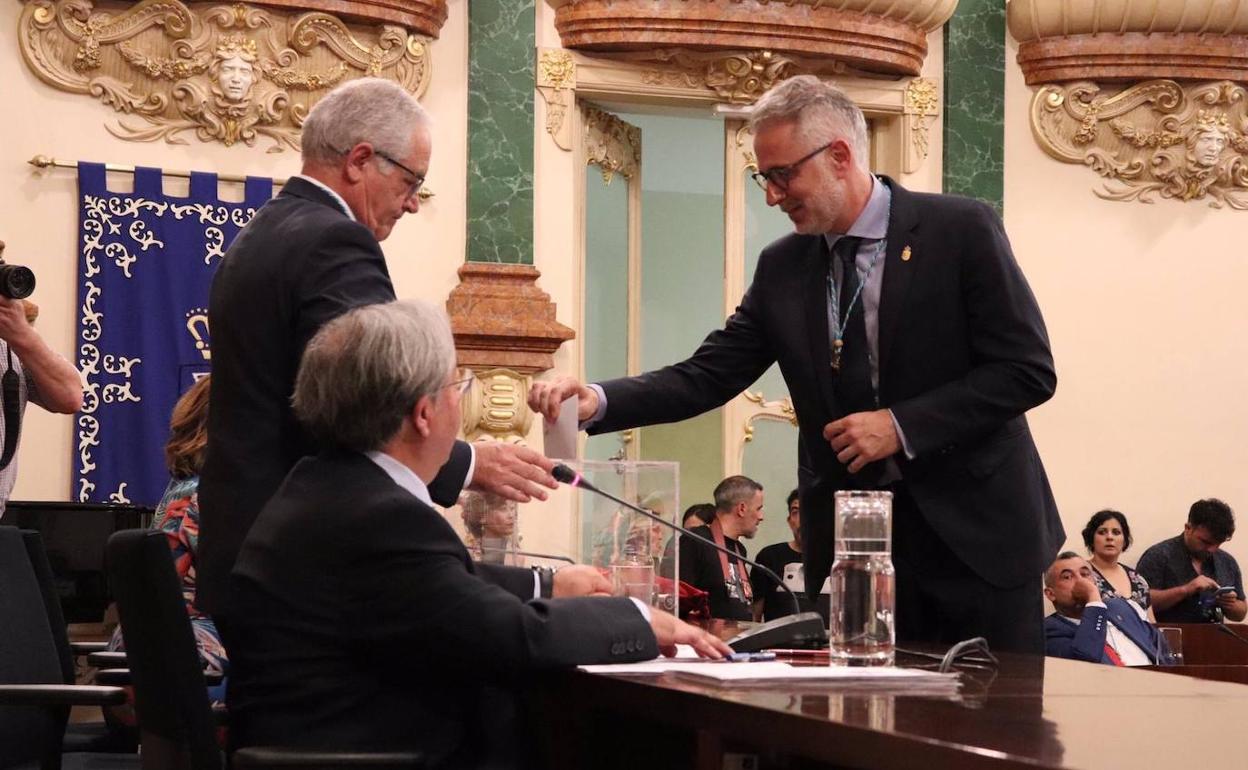 Saturnino Alcázar, a la derecha, durante el pasado acto de constitución de la Diputación. CEDIDA