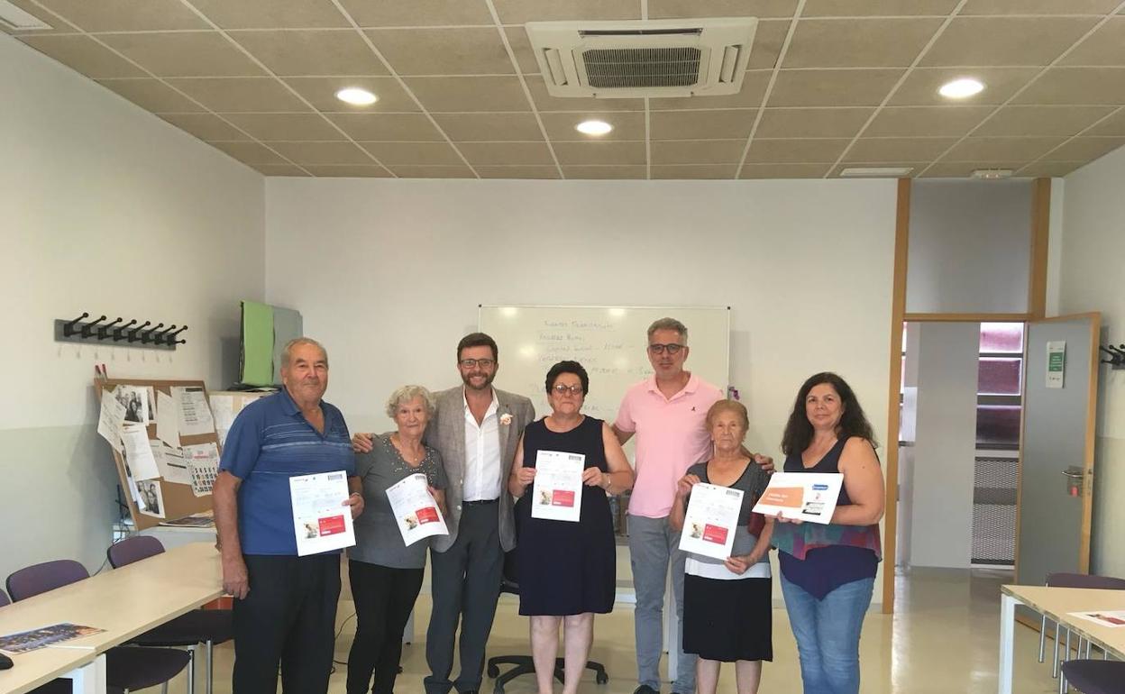 Los cuatro alumnos junto con los concejales Javier Valadés, Lola Carpio y el Alcalde, Saturnino Alcázar. J.Castaño
