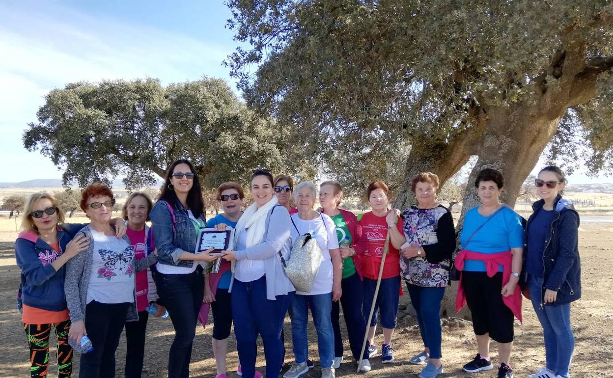 Las «madrinas de encinas» junto con la responsable del proyecto, Inma Ledesma.