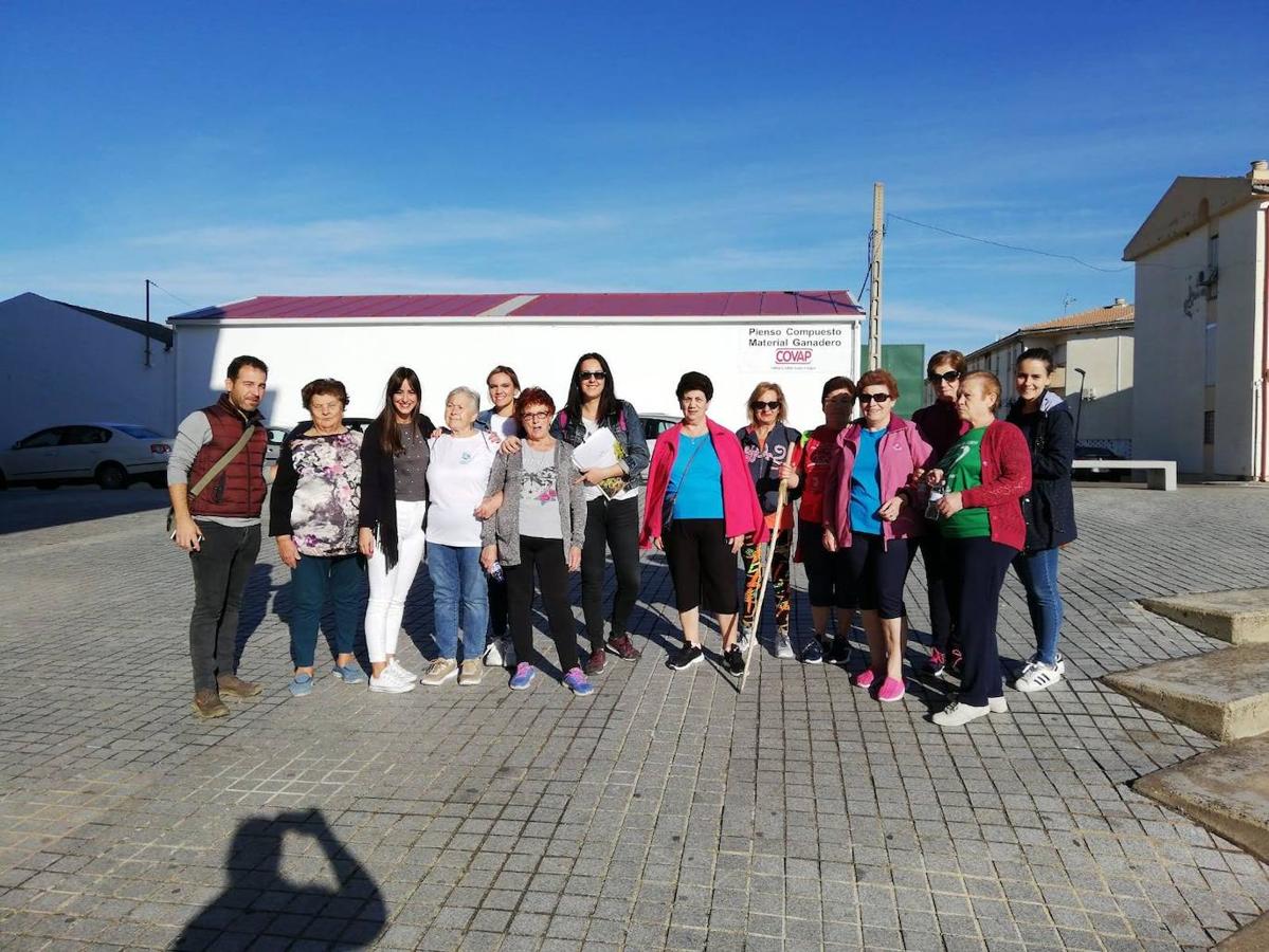 Las «madrinas de encinas» junto con la responsable del proyecto y las concejalas de Herrera 