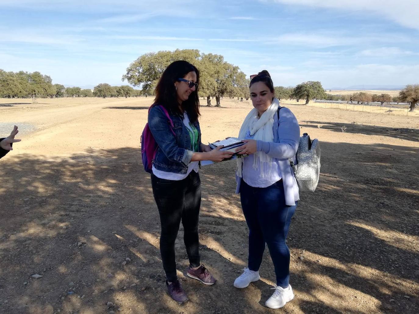 Las «madrinas de encinas» junto con la responsable del proyecto y las concejalas de Herrera 