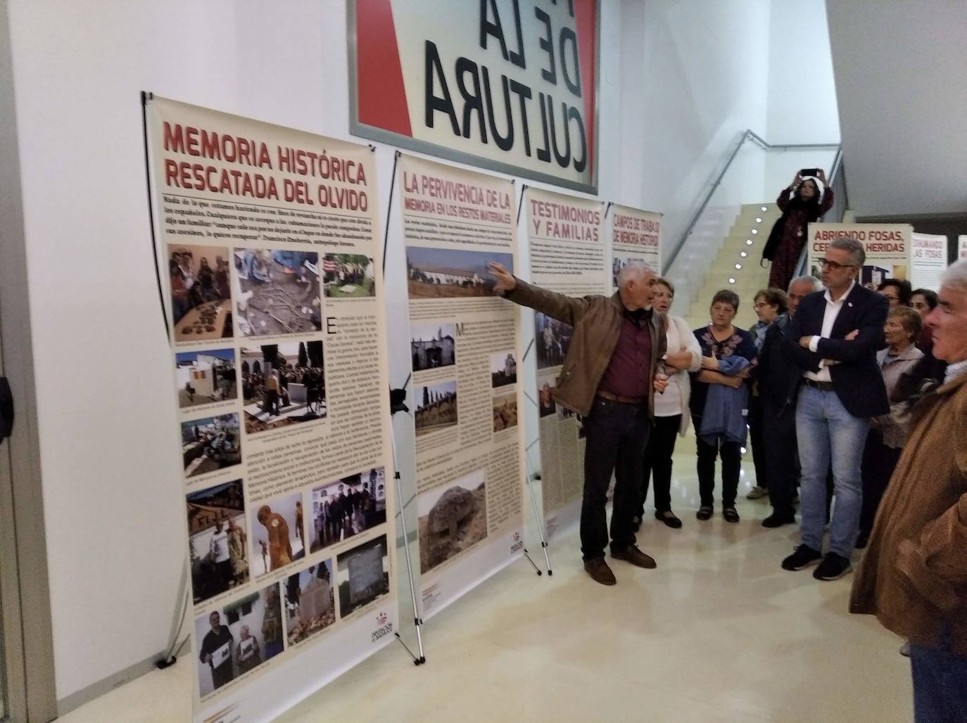 Asistentes a la exposición de Memoria Histórica