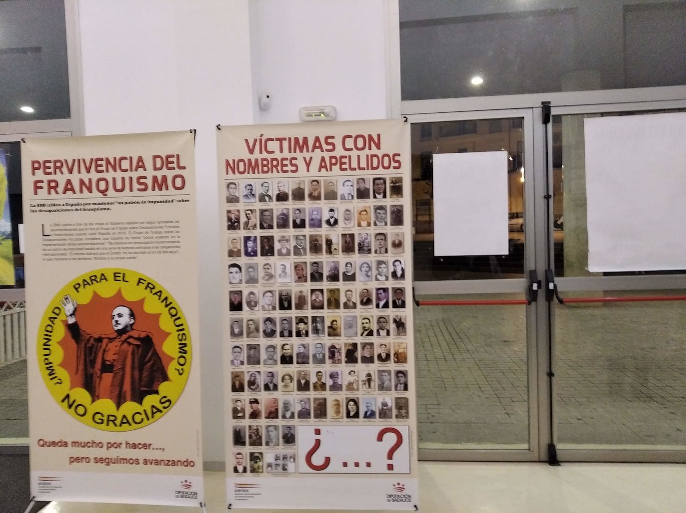 Asistentes a la exposición de Memoria Histórica