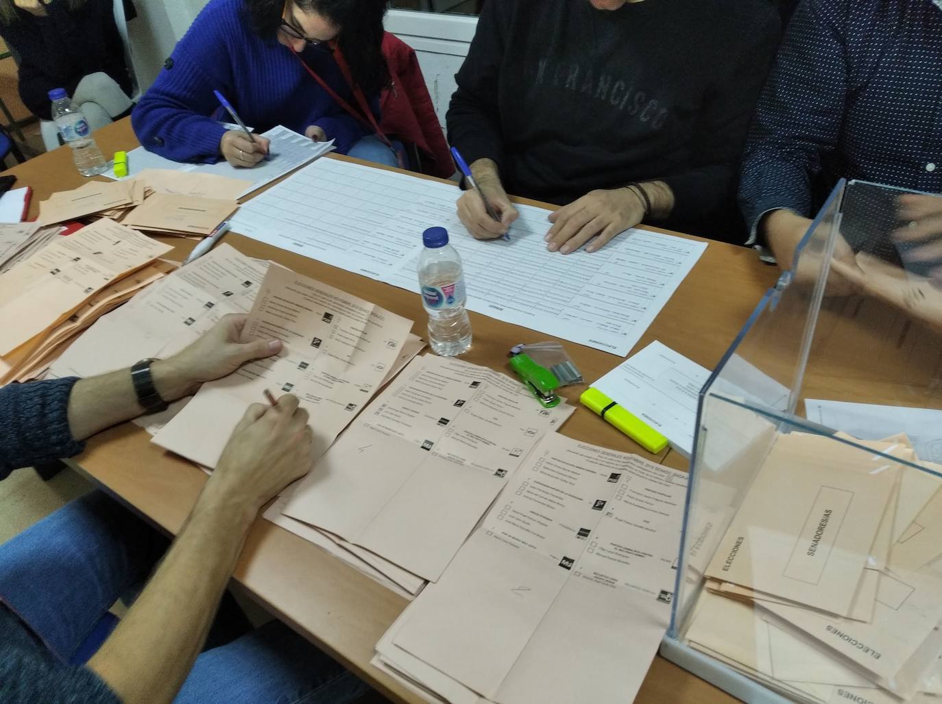 Miembros de una mesa electoral durante el recuento