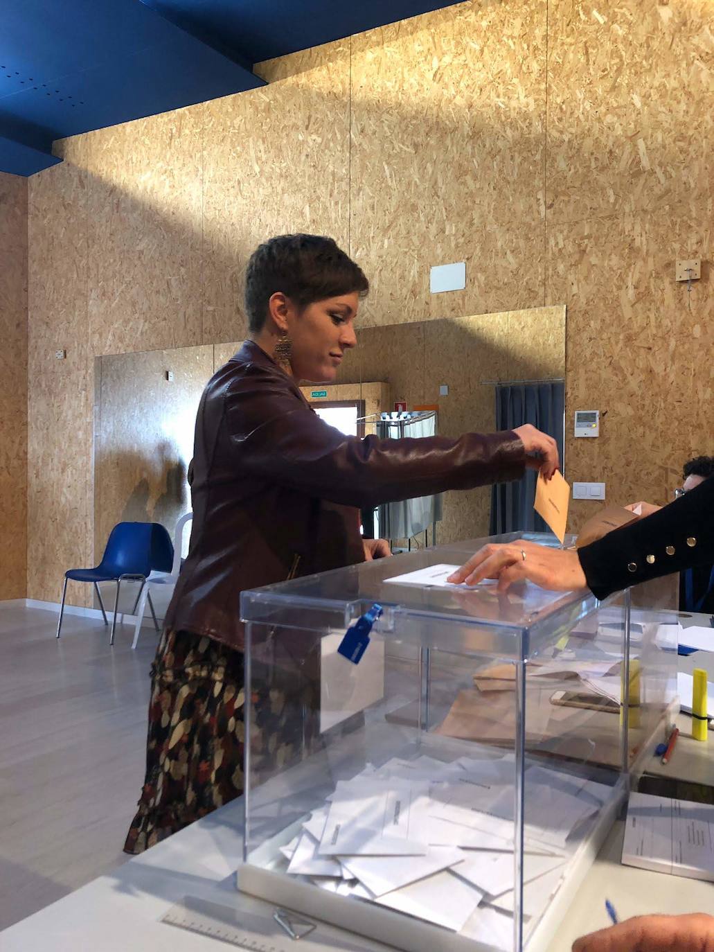 La diputada regional Soraya Vega ejerciendo su derecho al voto