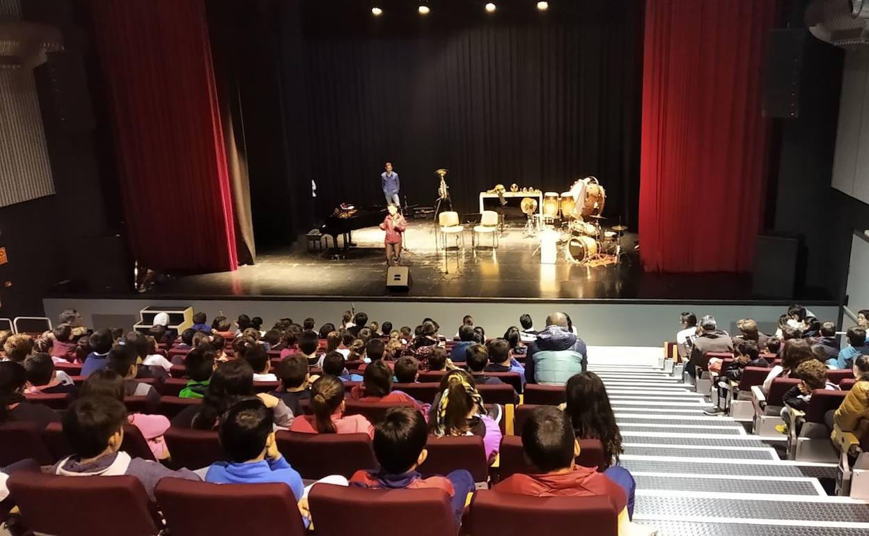 Puertas abiertas de la Escuela Municipal de Musica en el Palacio de Cultura