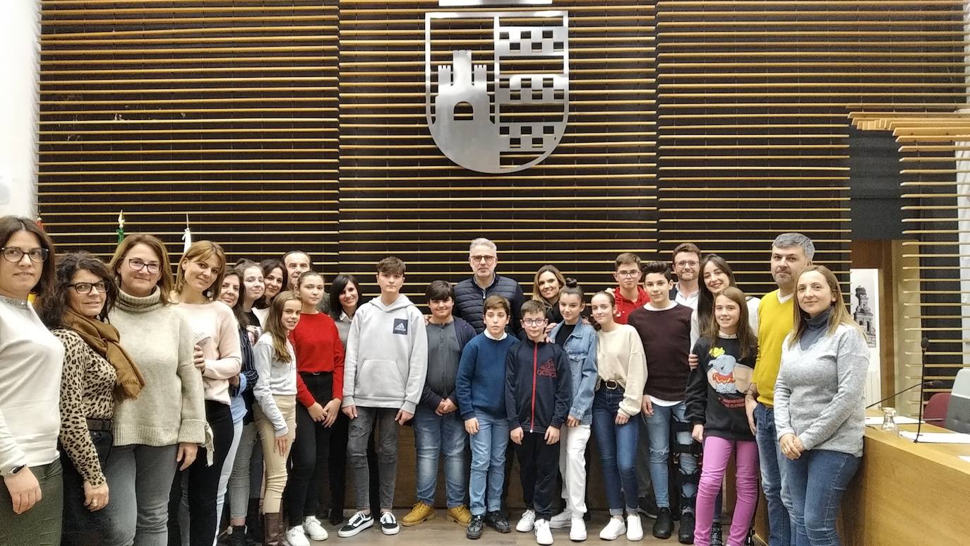 Miembros del «Consejo de la Infancia y la Adolescencia» despúes de celebrar el «Pleno Infantil» presidido por el Alcalde, Saturnino Alcázar.