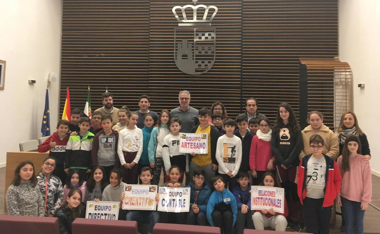 Presentación de «Fraytour» junto con los profesores, concejal de emprendimiento y el Alcalde de Herrera del Duque, Saturnino Alcázar
