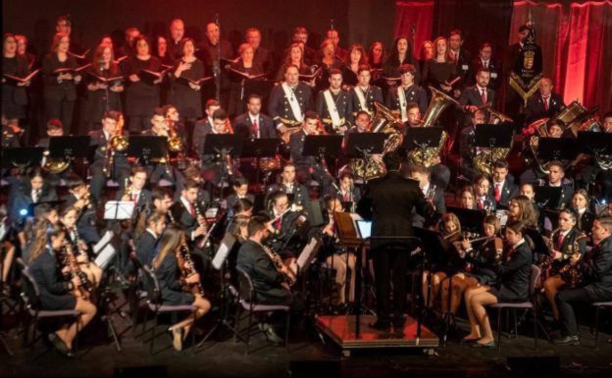 Momentos de un concierto de la Banda Municipal de Musica y el coro municipal