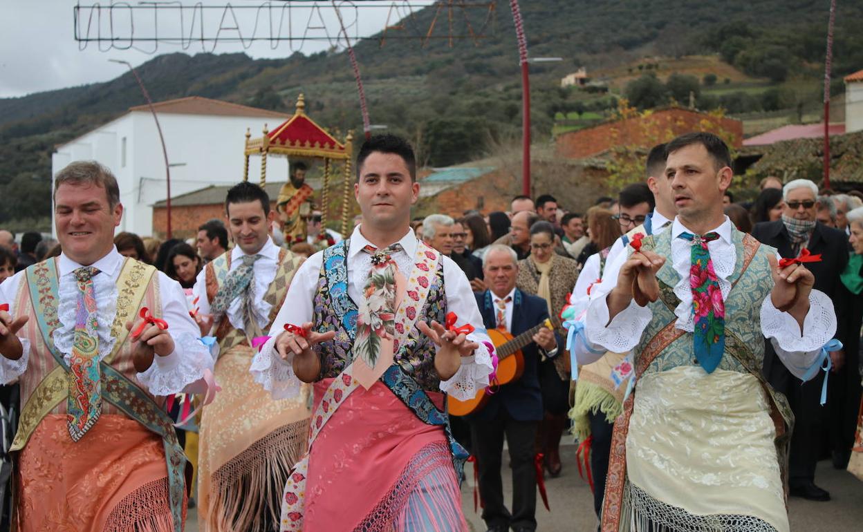 Los danzantes el día de San Antón Abad en Peloche