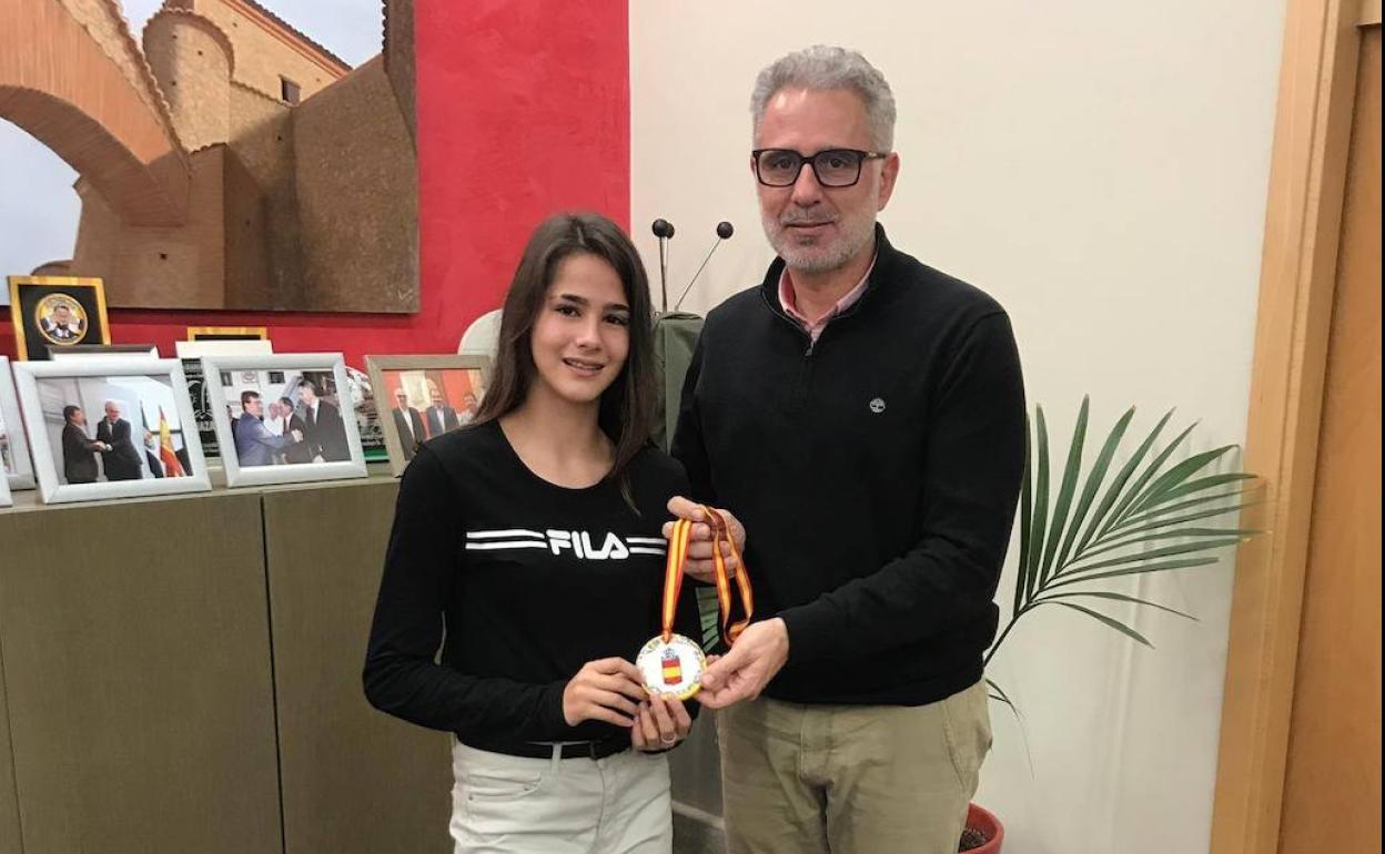 Paula del Toro en la recepción que le hizo el Alcalde de Herrera del Duque, Saturnino Alcázar, el pasado mes