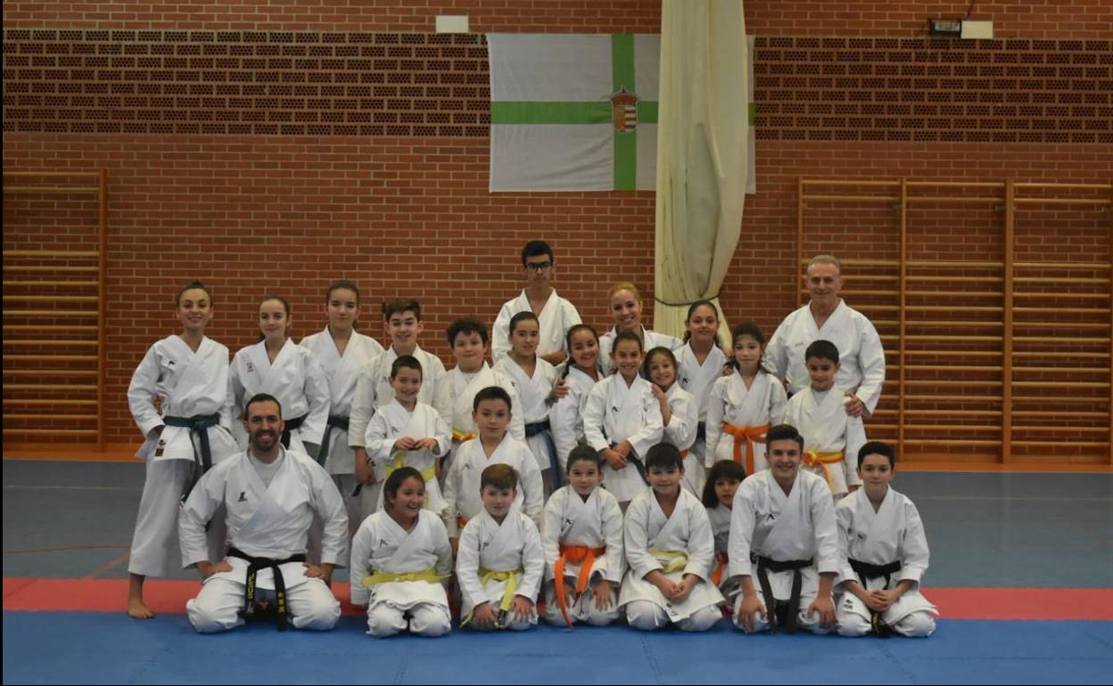 Nuria Escudero junto a los miembros de la Escuela Municipal de Karate