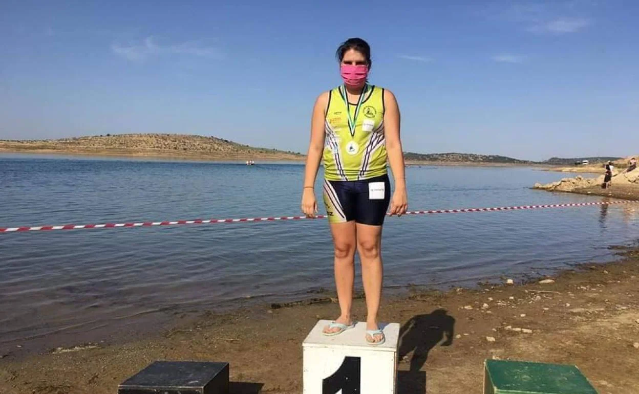 Elena Ayuso consigue el primer puesto en el campeonato Il Regata Judex Travesía en el pantano de Alange