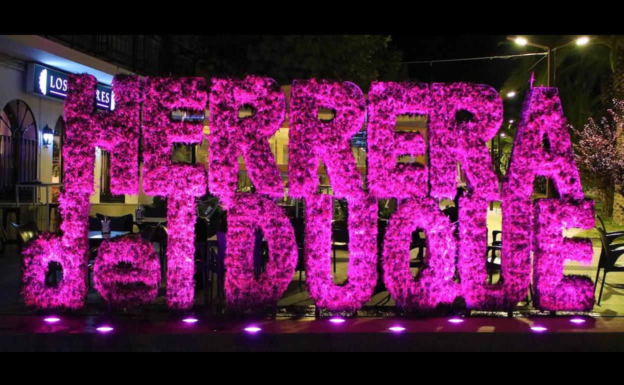 Herrera del Duque se tiñe de rosa en apoyo a las mujeres que sufren cáncer de mama