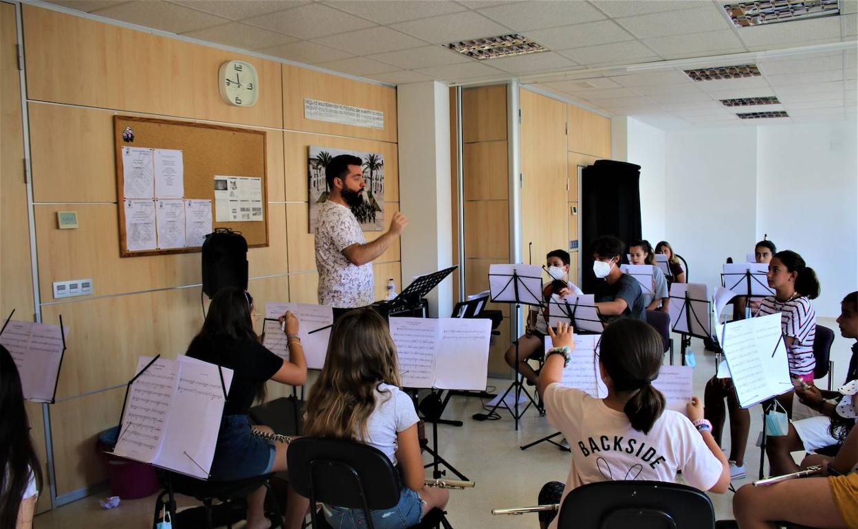 La Happy Band y la Big Band actuarán este miércoles en la avenida de la Palmera