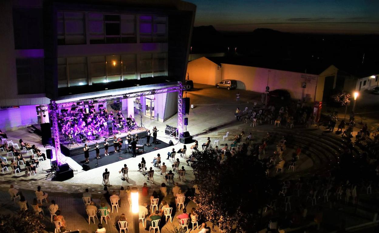 La Escuela de Música de Herrera del Duque celebró su concierto de «Grandes Exitos»