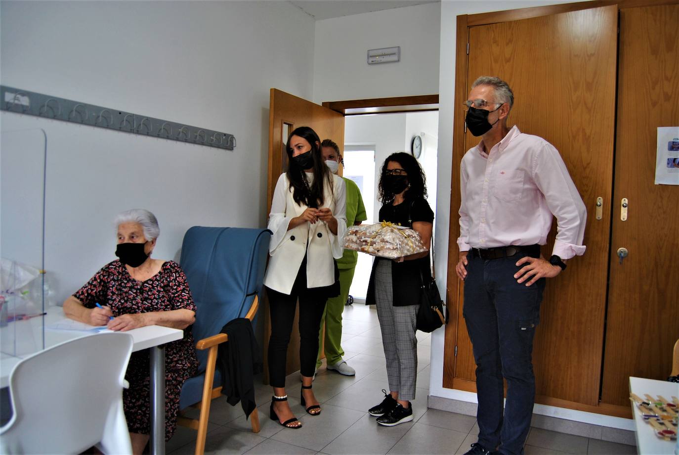 Fotos: Visita del alcalde de Herrera del Duque a la Residencia de Personas Mayores y a AFAD
