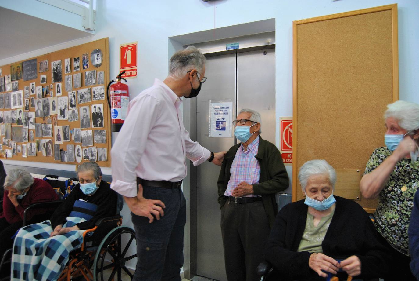 Fotos: Visita del alcalde de Herrera del Duque a la Residencia de Personas Mayores y a AFAD
