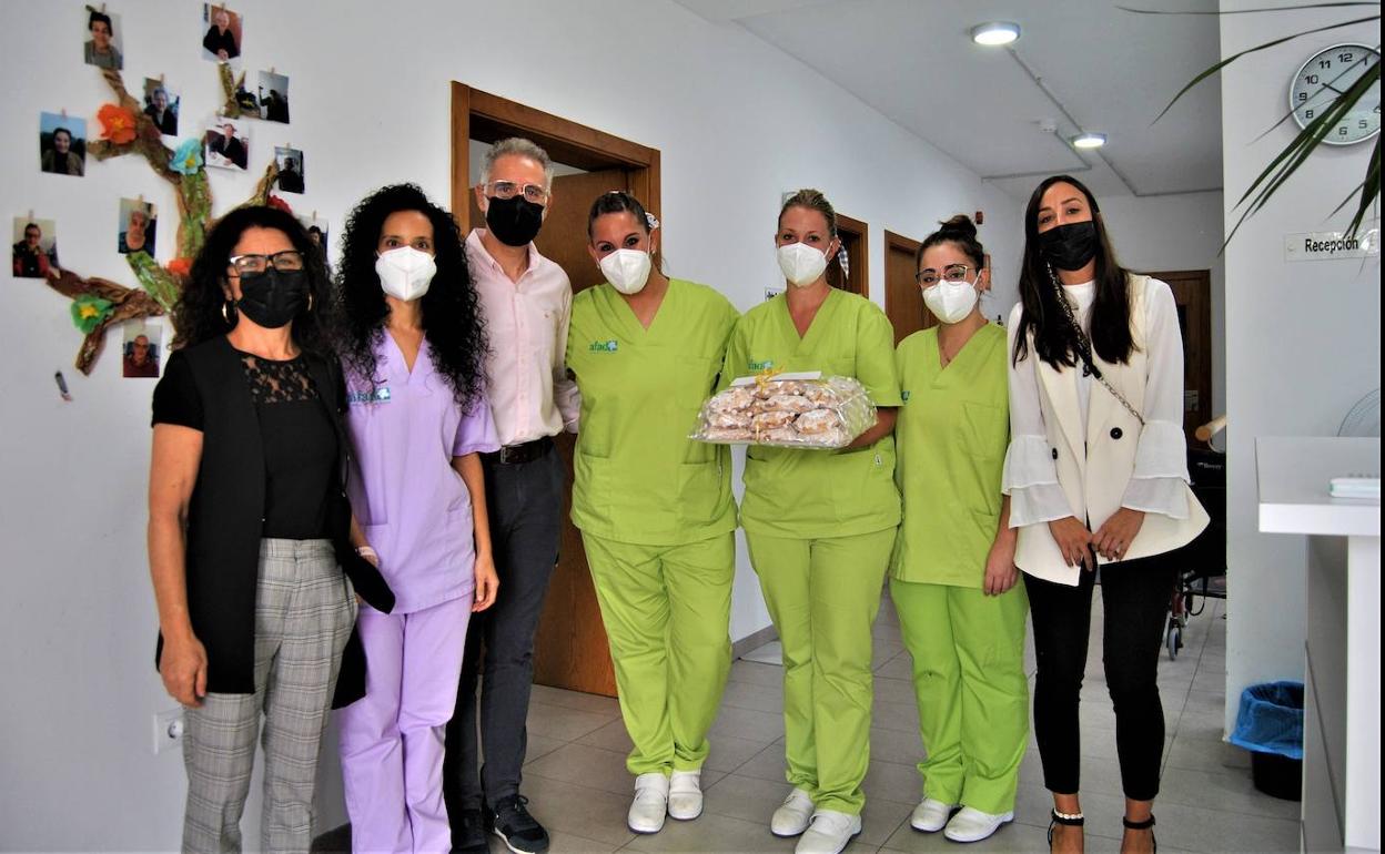 El alcalde de Herrera del Duque visita a las personas mayores de la residencia y del Centro Terapéutico de AFAD