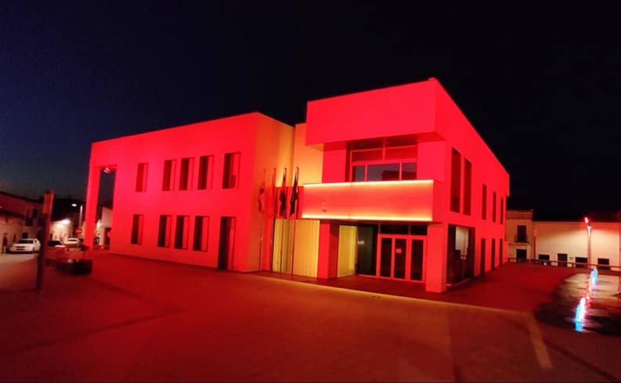 El Ayuntamiento de Herrera del Duque se ilumina de los colores de la bandera nacional
