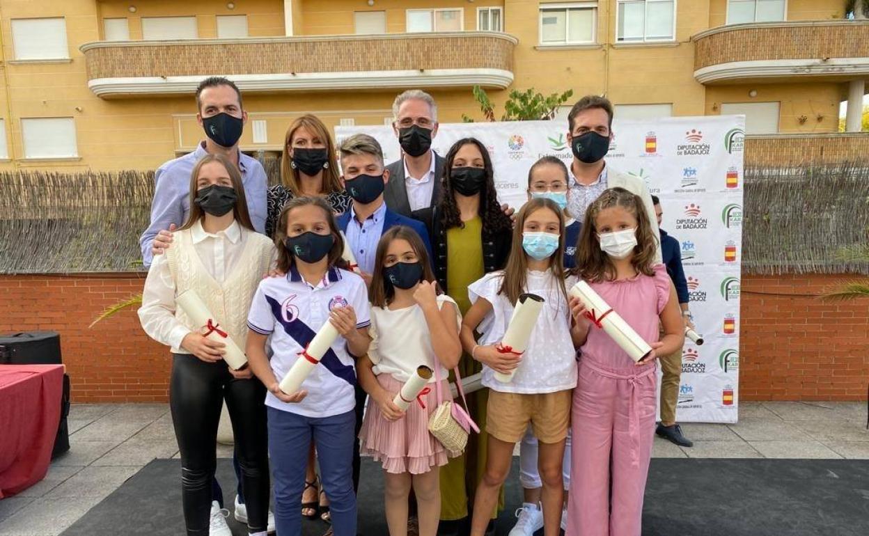 La Escuela Municipal de Karate-SP Herrera recibe un reconocimiento en la XXIII Gala de la Federación Extremeña de Karate y D.A por ganar los JUDEX 2019