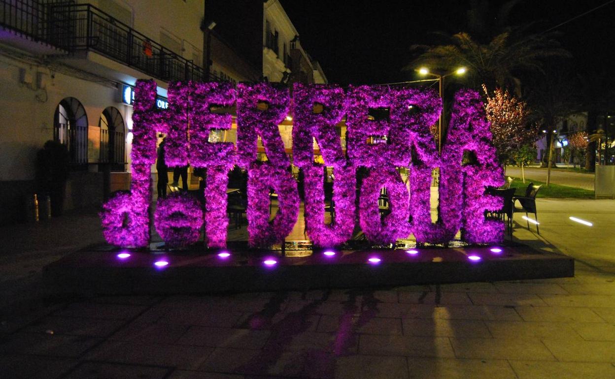 Herrera del Duque se iluminó de morado en el Día Internacional contra la violencia de género