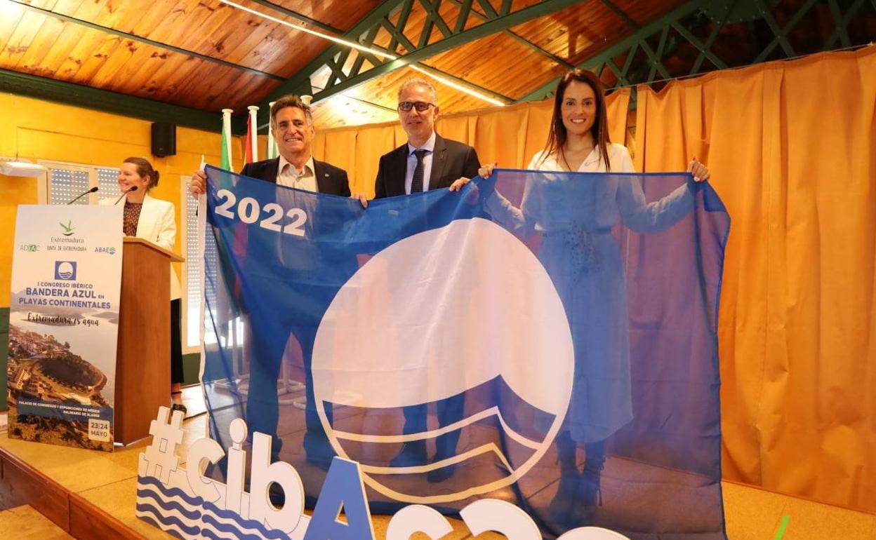 El alcalde de Herrera del Duque recoge la Bandera Azul para la Playa de Peloche