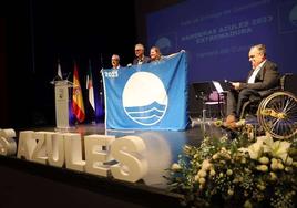 Entrega de una bandera azul durante el acto en el municipio Herrereño