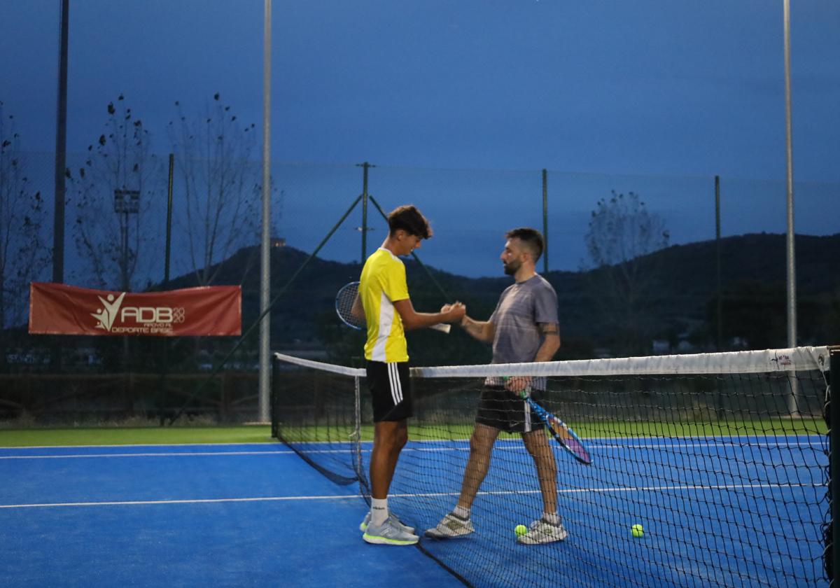 Campeón y subcampeón saludandose al finalizar la final del torneo
