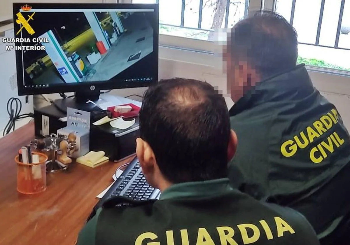 La Guardia Civil revisando las imágines de las cámaras de seguridad