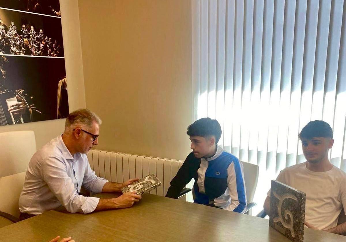 Saturnino Alcázar recibiendo a los alumnos del IES Benazaire