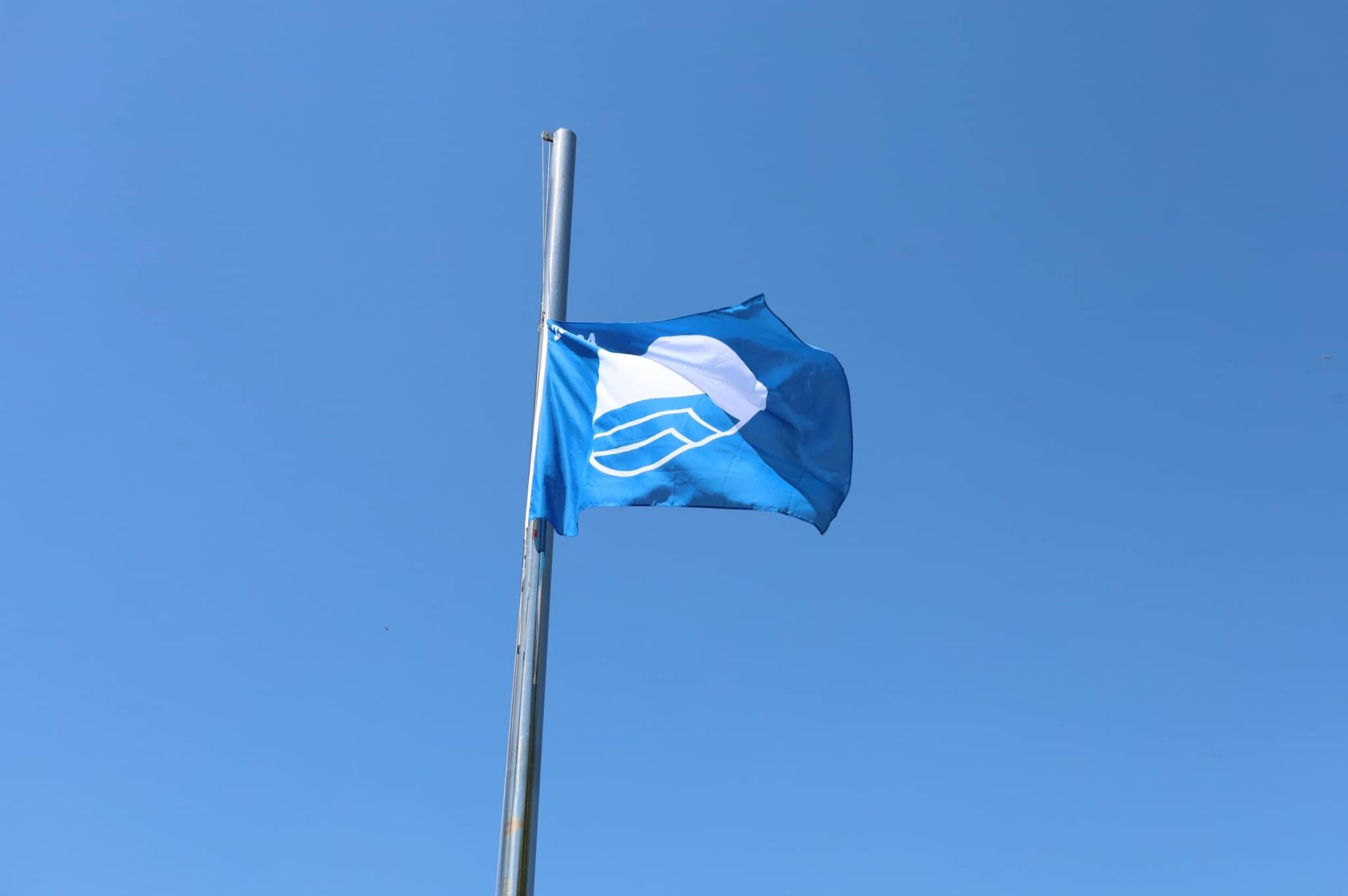 La playa de Peloche ya ondea la Bandera Azul