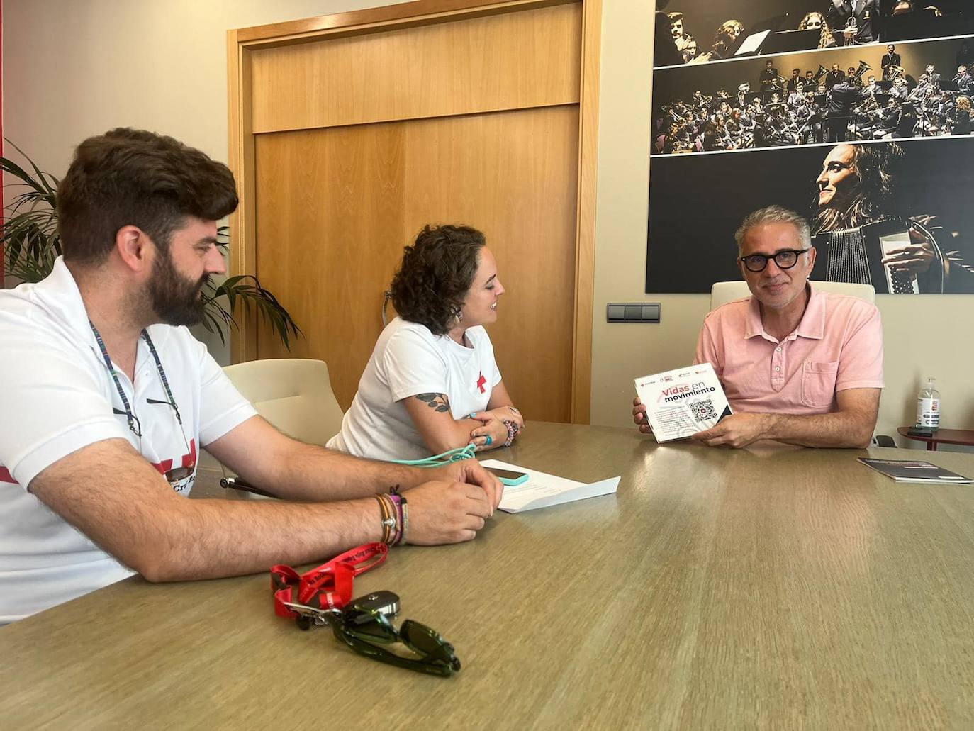 Cruz Roja hace entra de un ejemplar de Vidas en Movimiento a la Biblioteca Municipal