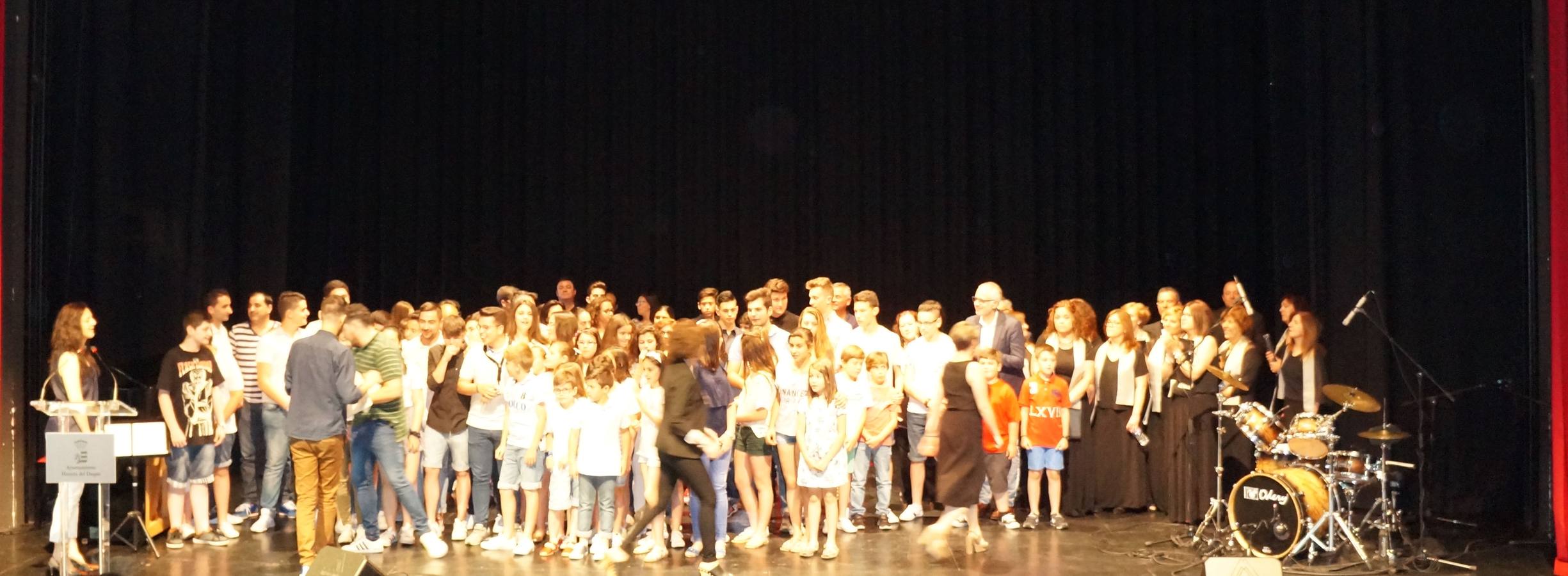 Alumnos recogienso sus diplomas. 