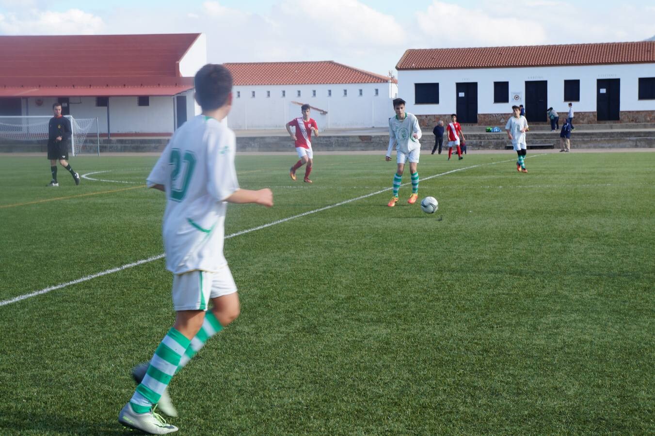 Jugadores de los cadetes durante el partido. 