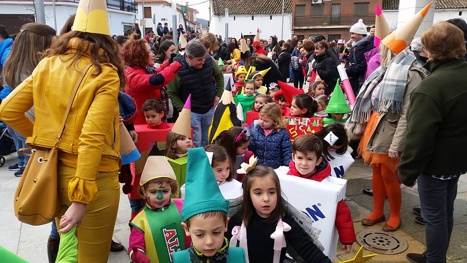 El pasacalles de los alumnos de los colegios abre el Carnaval de Herrera del Duque
