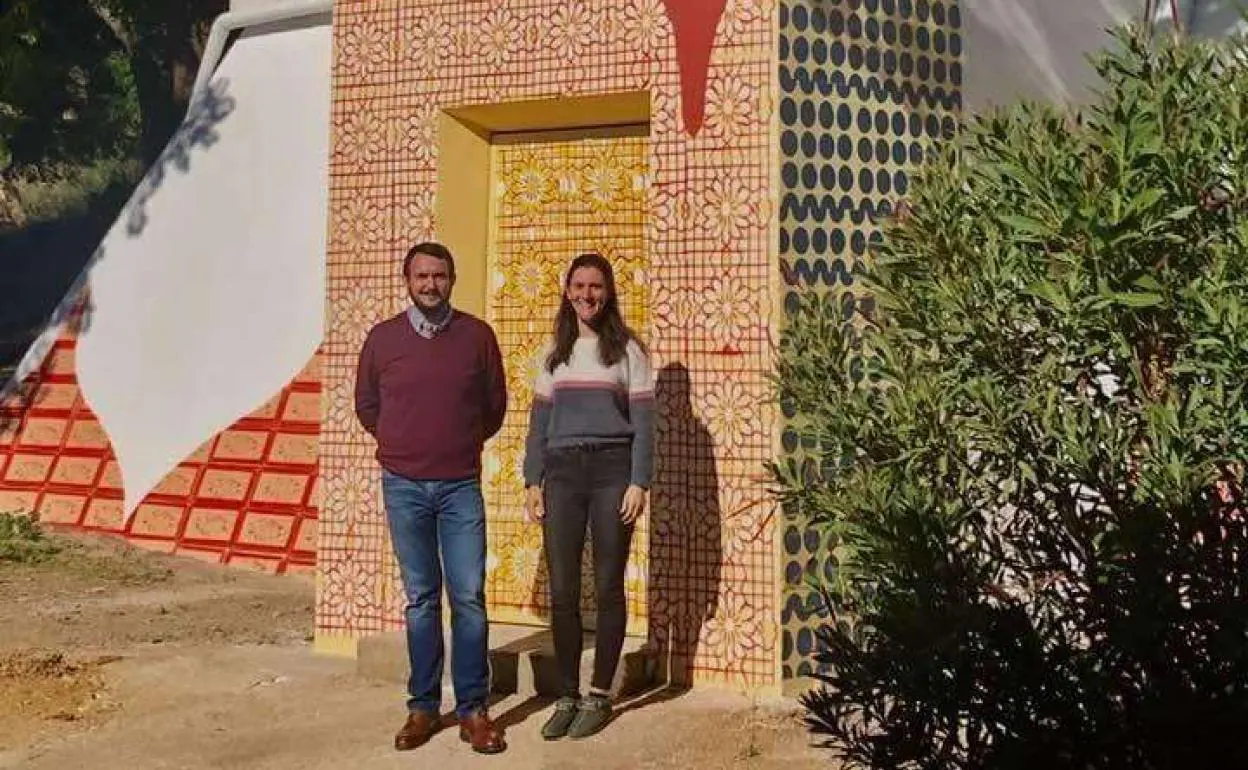 La artista Isabel Flores con el alcalde Francisco Buenavista 