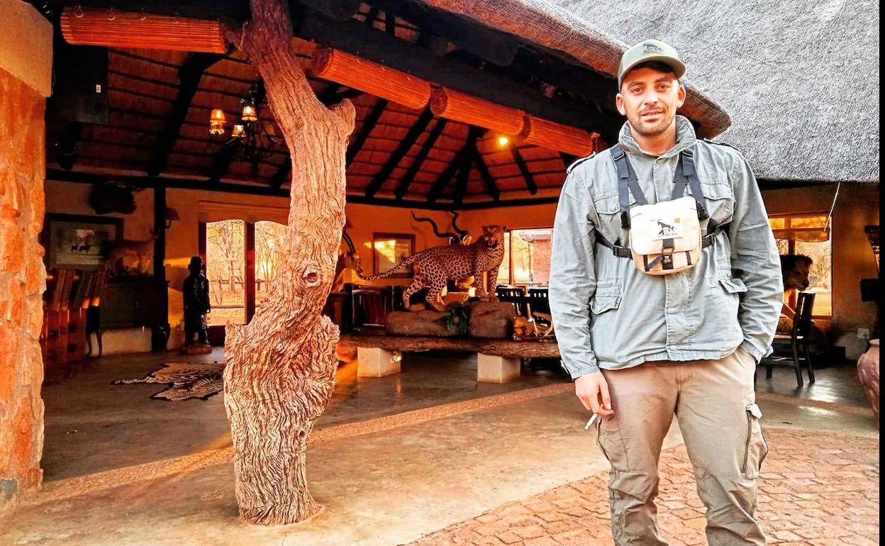 El cazador hornachego Manuel Rivera después de su viaje a Sudáfrica con todo el tema de la variante ómicron «poco a poco va asimilando lo que allí ha vivido», y espera «que todo pase «para volver a llevar cazadores a este país africano».