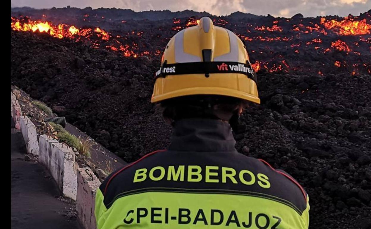 El hornachego José Antonio Palanco junto a otros bomberos del SEPEI participa en la isla de La Palma en labores de solidaridad y aprendizaje.